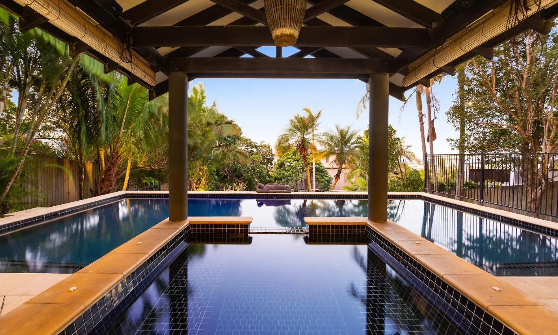 Coolum Ocean Views, Oasis Pool, Cinema & Games Room Coolum Beach Holiday home
